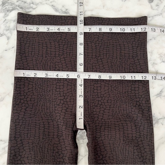 SPANX Look At Me Now Seamless Leggings in Brown
Crocodile Animal Print Medium - Picture 10 of 12